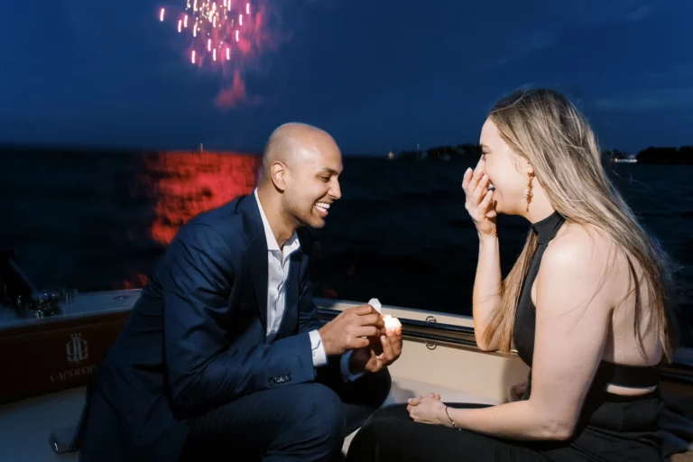 Demande en mariage émouvante capturée par un photographe de mariage lors d'une séance photo de couple.