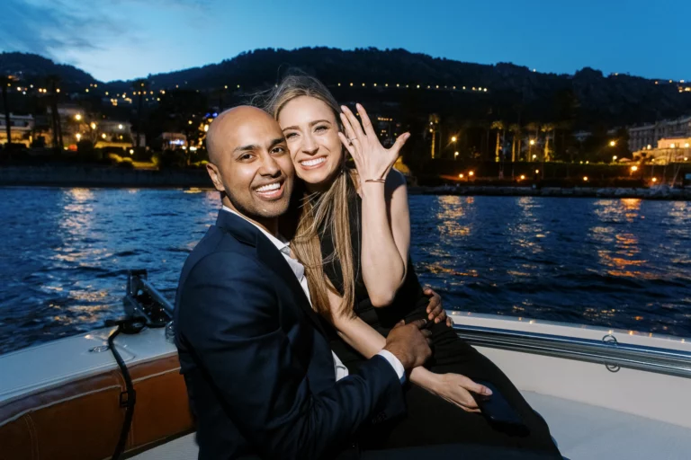 Couple joyeux célébrant leurs fiançailles sur un bateau avec un photographe de mariage photo de couple.