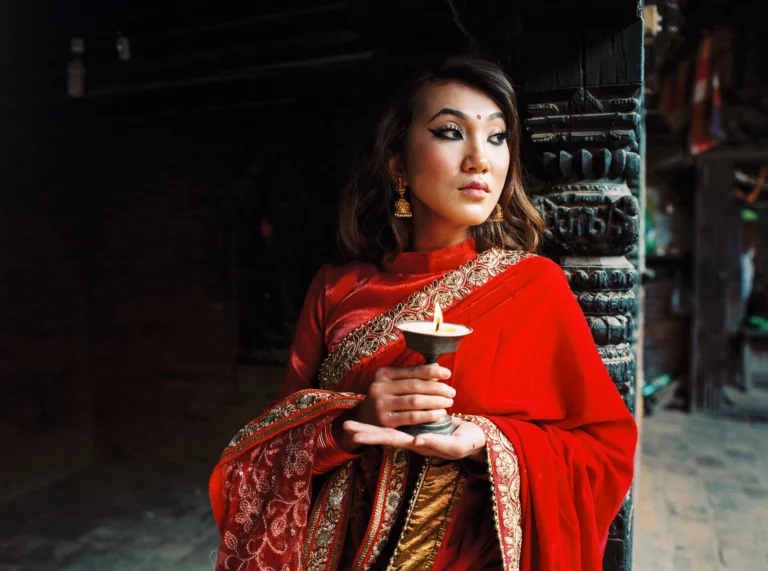 4-best-editorial-wedding-photos-bride-red-sari-cultural-ceremony
