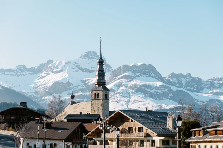 Paysage de village alpin avec montagnes enneigées capturé par un photographe de photo de couple.