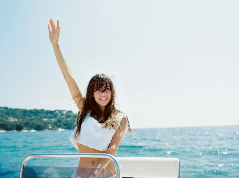 53-best-editorial-wedding-photos-bride-boat-sea-lifestyle