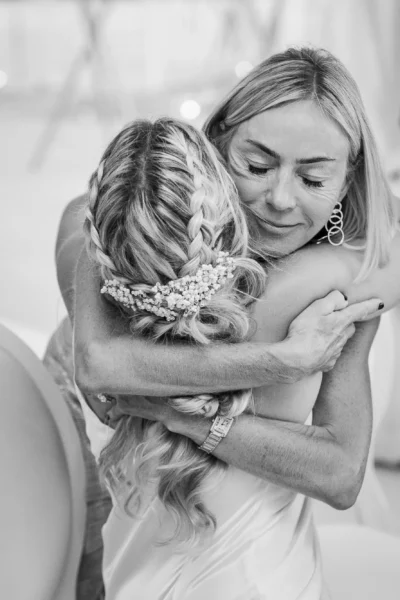 Emotional embrace between bride and mother captured by a french wedding photographer.