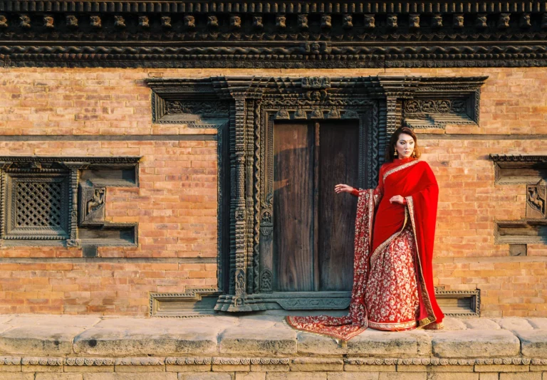 6-best-editorial-wedding-photos-red-bridal-lehenga-temple