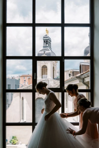 A bride getting ready in a luxury suite by a French wedding photographer in Lyon.