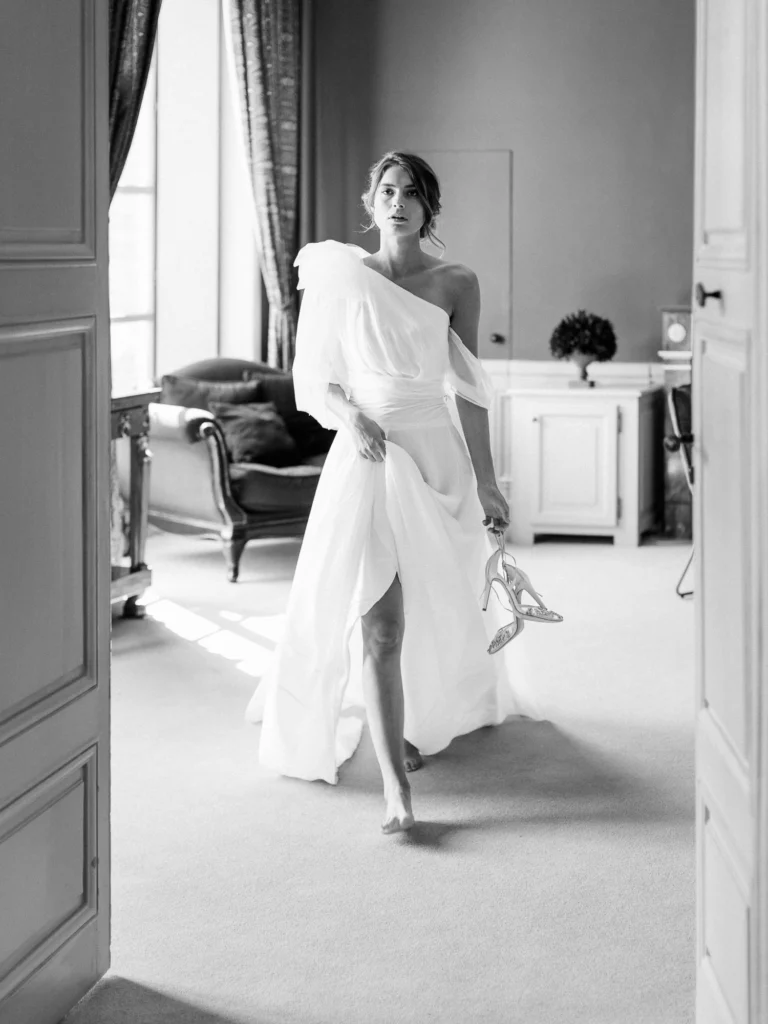 68-best-editorial-wedding-photos-bride-walking-barefoot