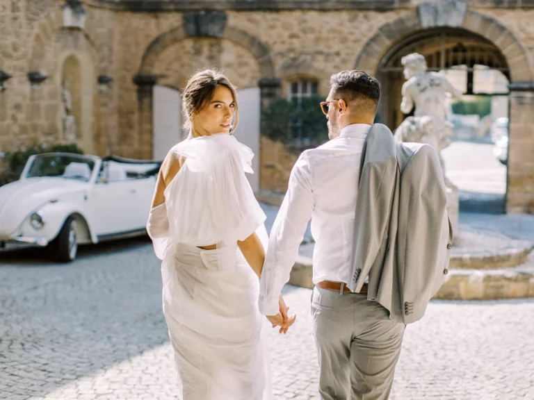 69-best-editorial-wedding-photos-bride-groom-vintage-car-romantic-walk