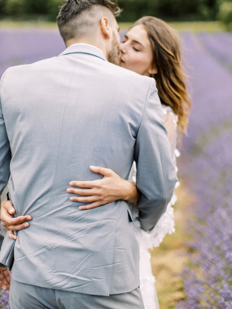 75-best-editorial-wedding-photos-couple-kiss-lavender