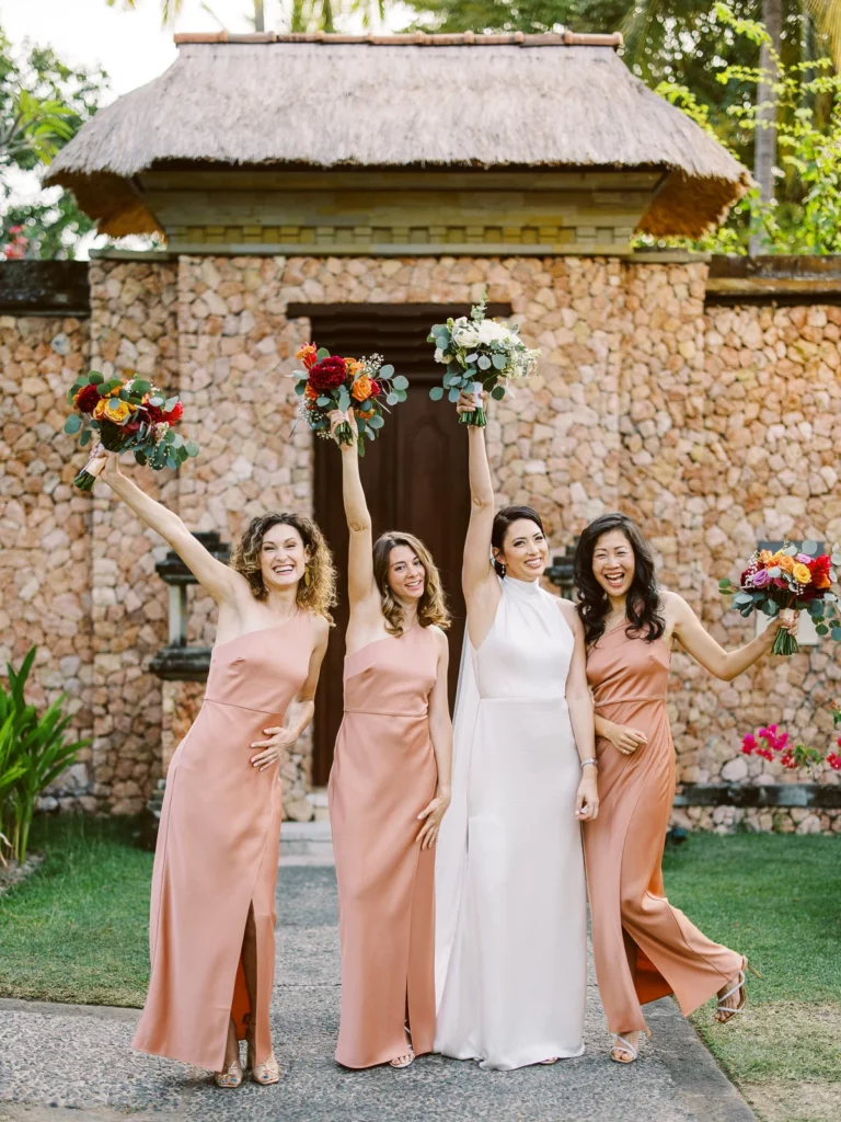 Mariés rayonnants lors de la sortie de cérémonie au coucher du soleil par le meilleur photographe mariage France.