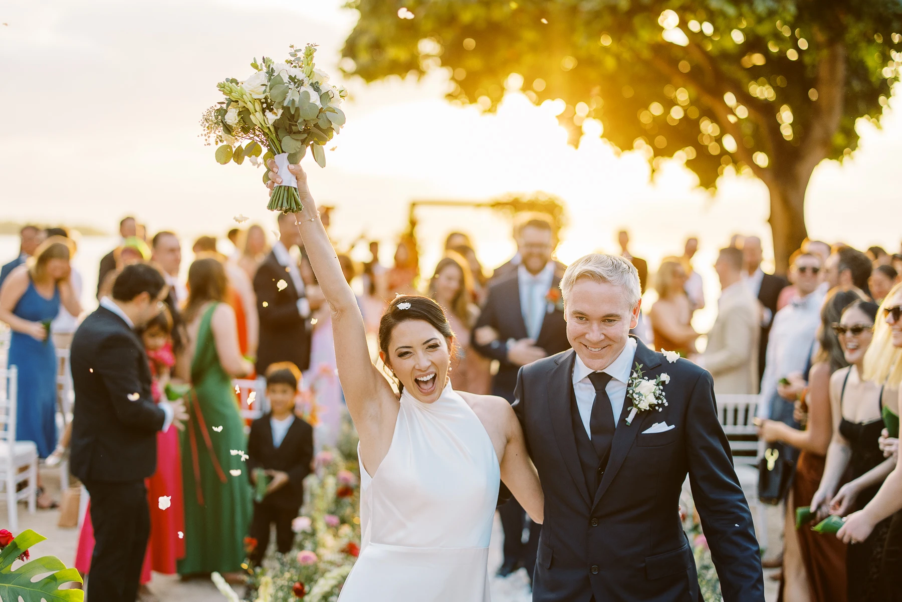 Mariée rayonnante lors de la sortie de cérémonie capturée par un photographe mariage France.