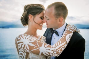 Gros plan intime d'un marié et d'une mariée en bord de mer, photographe mariage Cannes.