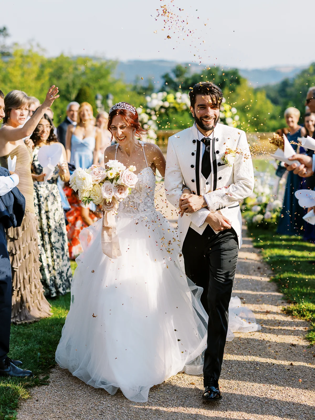 Un couple radieux sous une pluie de confettis par un photographe mariage france