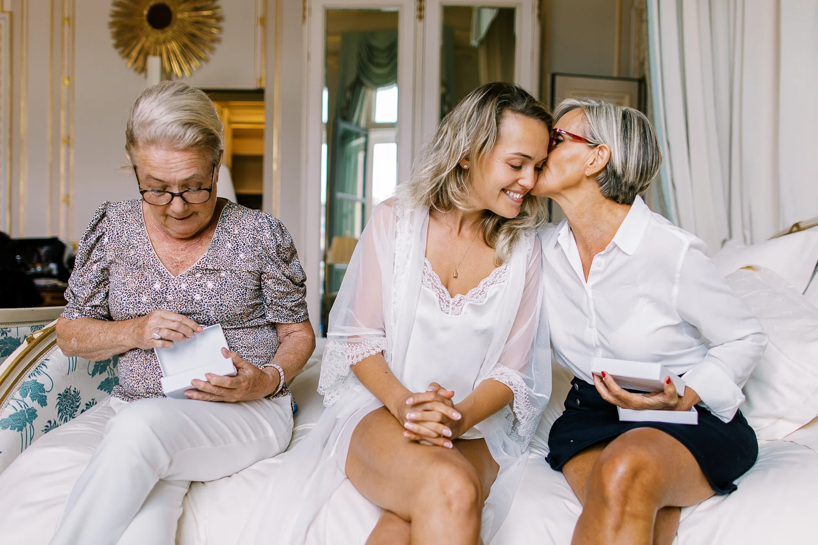Moment intime de préparatifs avec la famille saisi par un photographe mariage france.