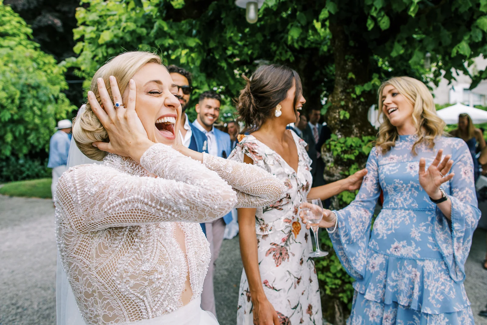 Mariée joyeuse riant avec ses invités lors d'une réception de luxe capturée par un photographe mariage France.