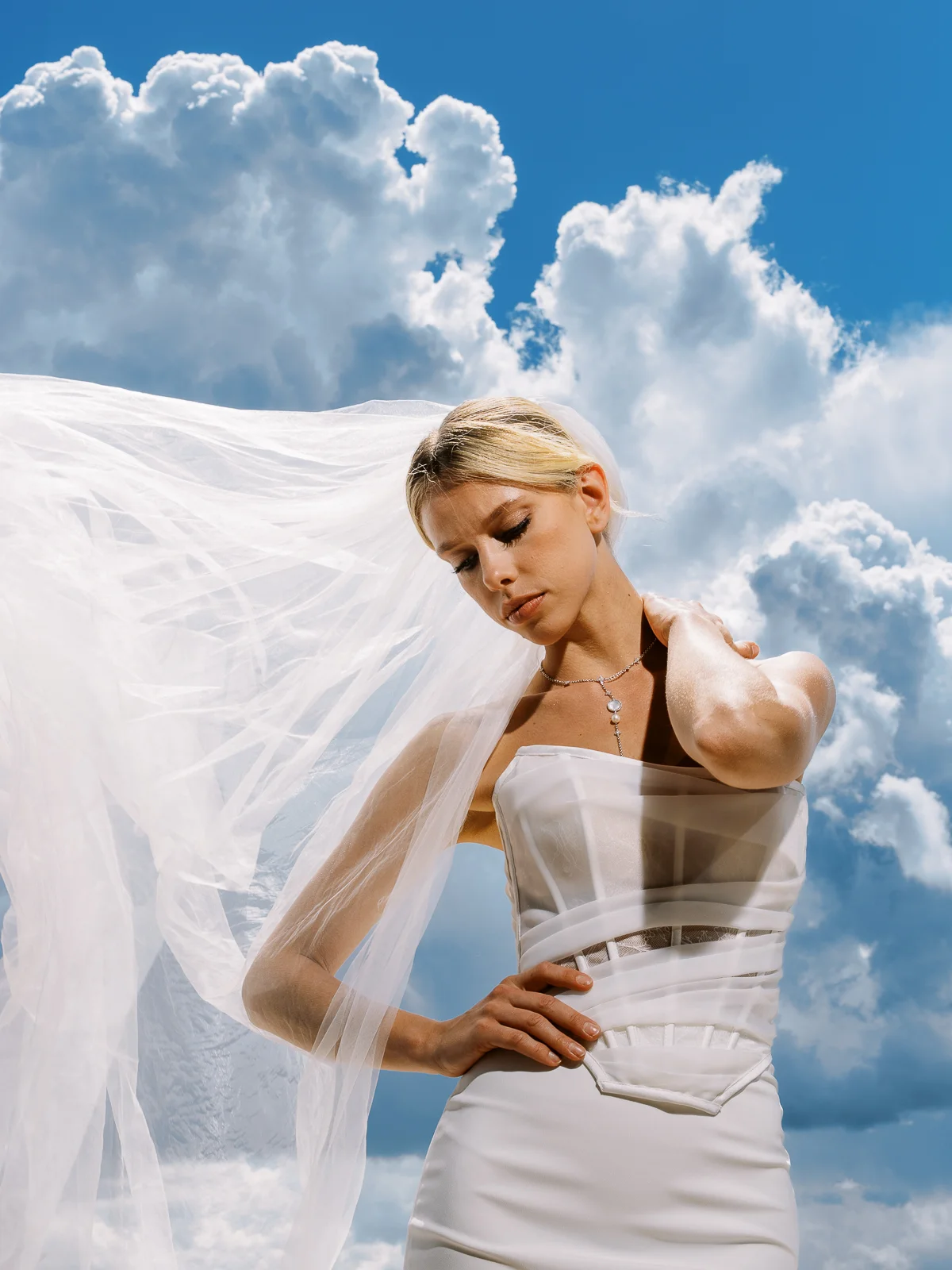 Éditorial de mariée moderne avec voile aérien par un photographe mariage france wedding photographer.