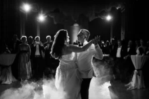 Première danse romantique sur fond de fumée lourde, photos de mariage Monaco.