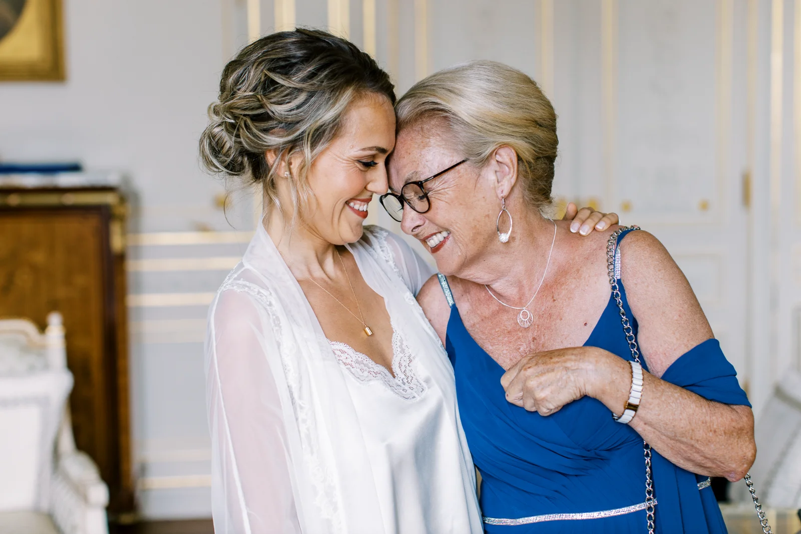 Moment d'émotion complice entre la mariée et sa mère par un photographe mariage Monaco.