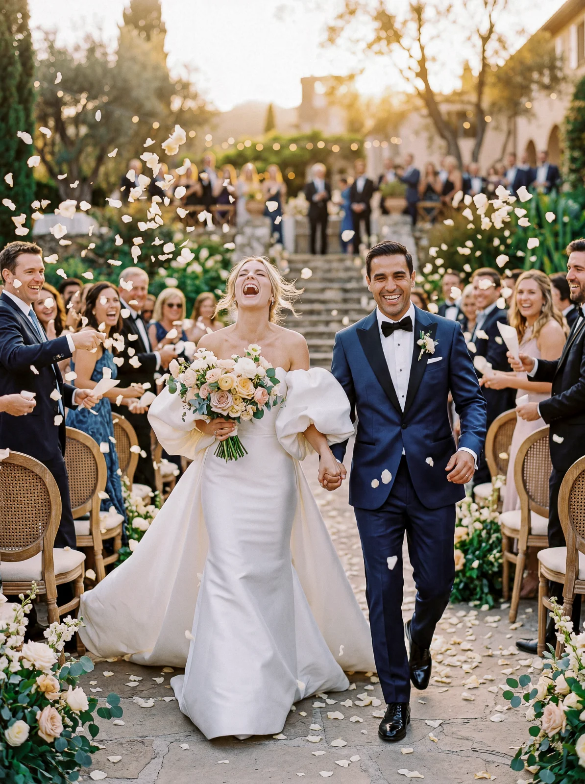 Mariés souriants sous une pluie de pétales par un photographe mariage Monaco.