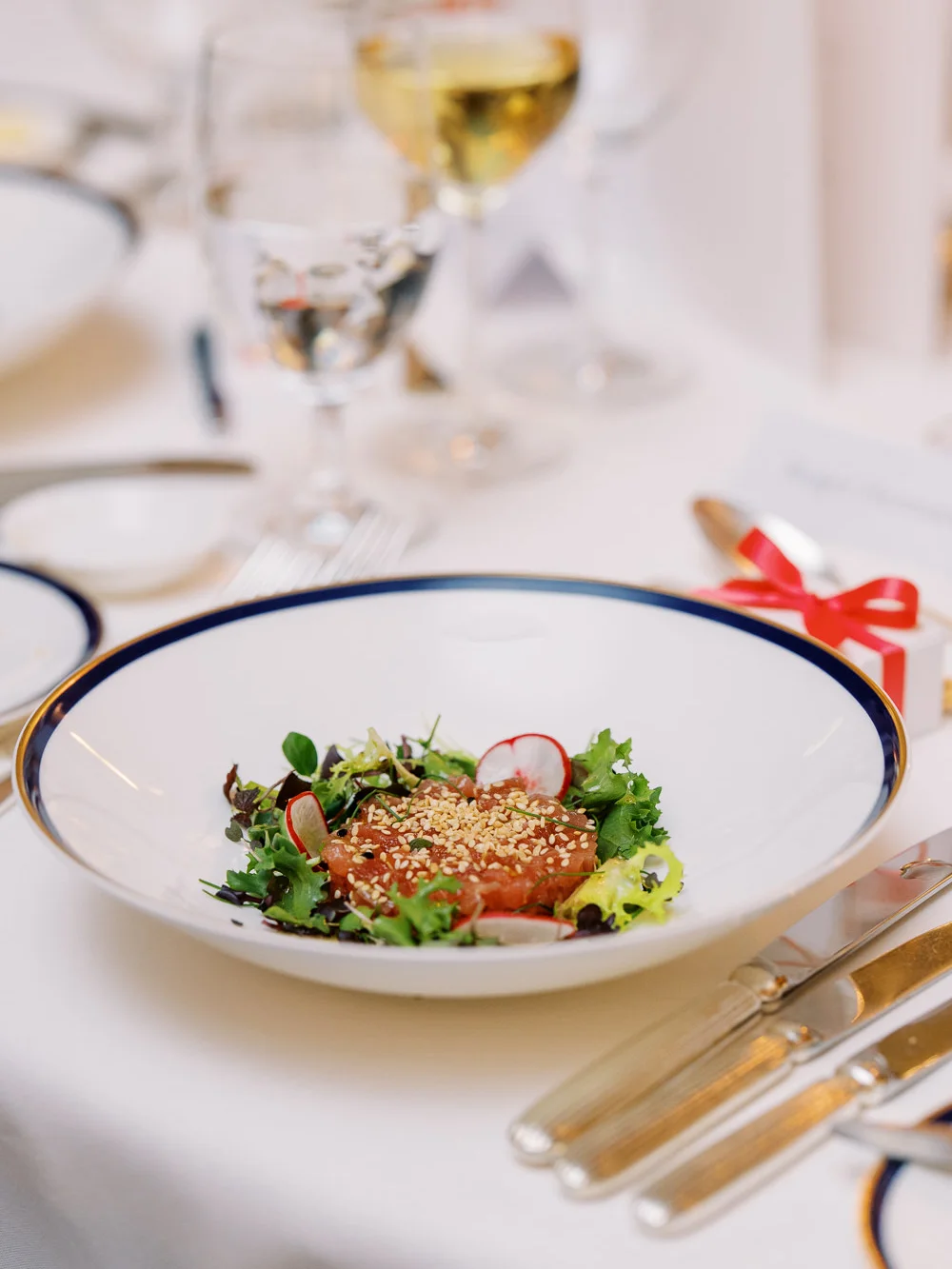 Entrée gastronomique de tartare de thon sur table de fête, captée par un photographe mariage Corse.