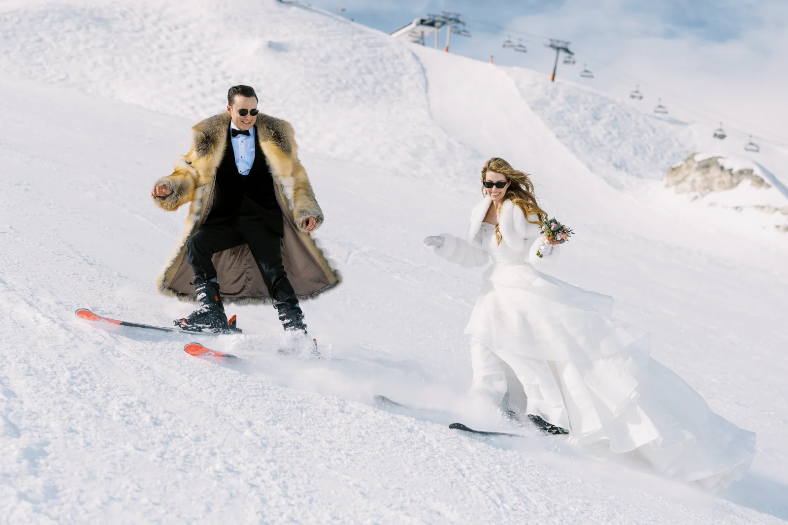 Couple skiant en tenue de fête sur une piste enneigée lors d'un mariage Saint Moritz.