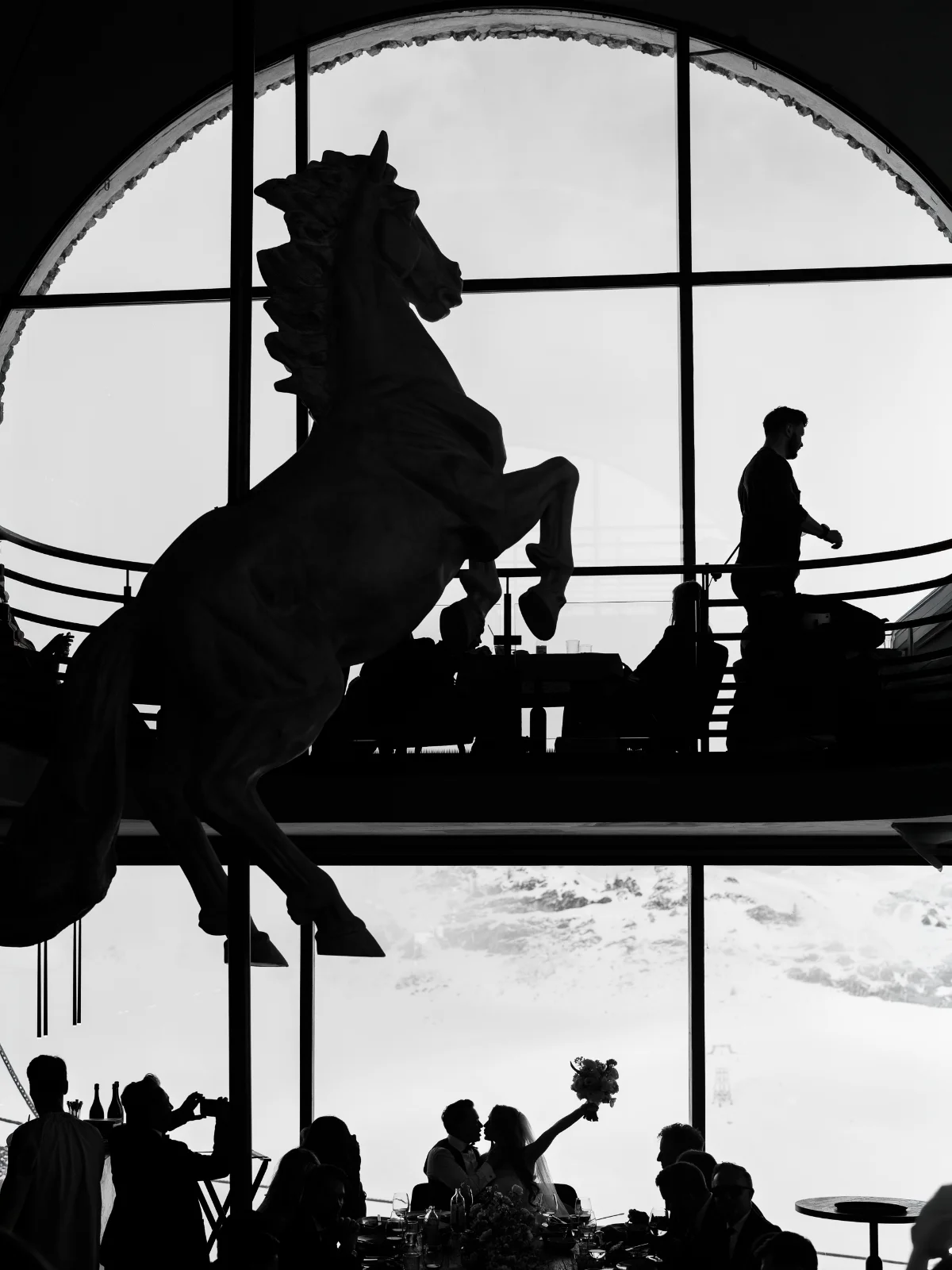 Silhouette d'une statue de cheval par un photographe mariage Saint Moritz lors d'une réception.